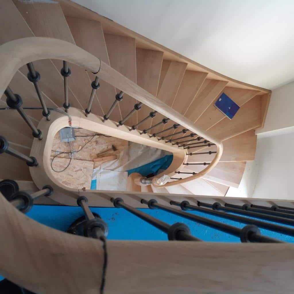 AMENGEMENT D'UN ESCALIER EN CHENE DEBILLARDE AVEC RAMPE CHENE ET BARREAUDAGE METAL